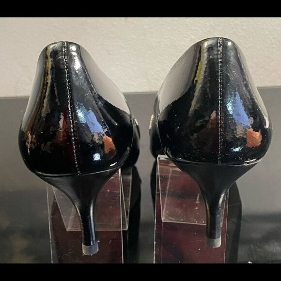 Michael Kors Michael Monogram Black Patent Leather Pumps Logo Silver Buckle 7.5M - Picture 6 of 11